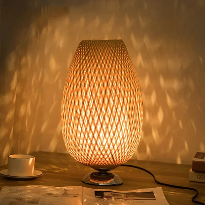 Lámpara de mesa con pantalla tejida de bambú natural