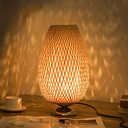 Lámpara de mesa con pantalla tejida de bambú natural