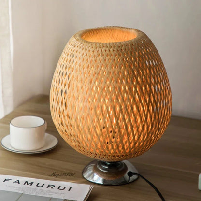 Lámpara de mesa con pantalla tejida de bambú natural