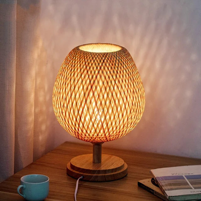 Lámpara de mesa con pantalla tejida de bambú natural