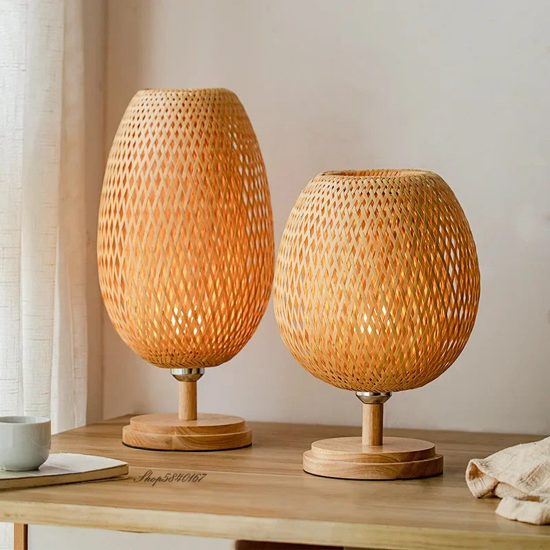 Lámpara de mesa con pantalla tejida de bambú natural