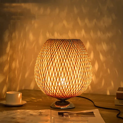 Lámpara de mesa con pantalla tejida de bambú natural