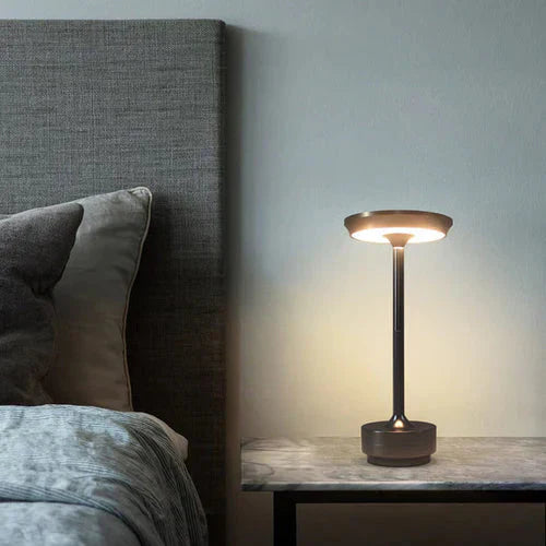 Lámpara de mesa de latón LED recargable para interior y exterior