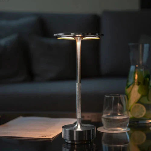 Lámpara de mesa de latón LED recargable para interior y exterior