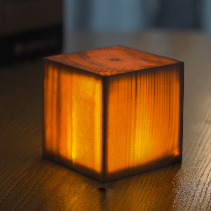 Lámpara de mesa con control táctil acabado en madera