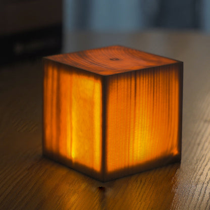 Lámpara de mesa con control táctil acabado en madera